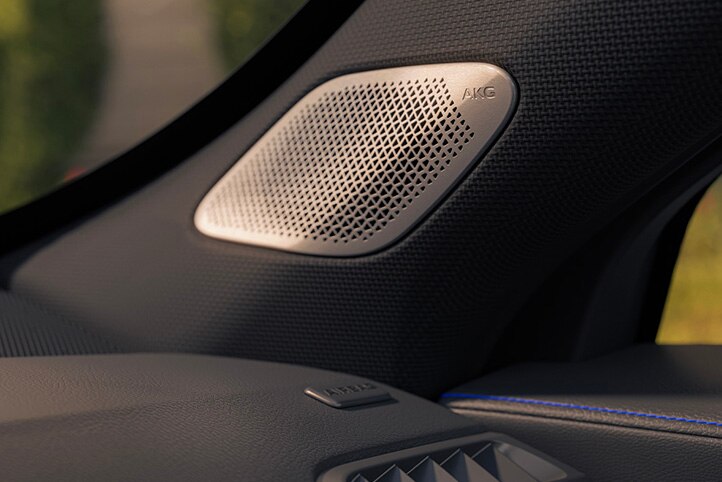 Cadillac XT4 2025 con sistema de audio AKG con 13 bocinas