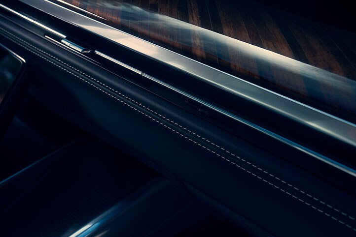 Insertos de madera y más materiales exclusivos en el interior de la nueva Cadillac Escalade 2025